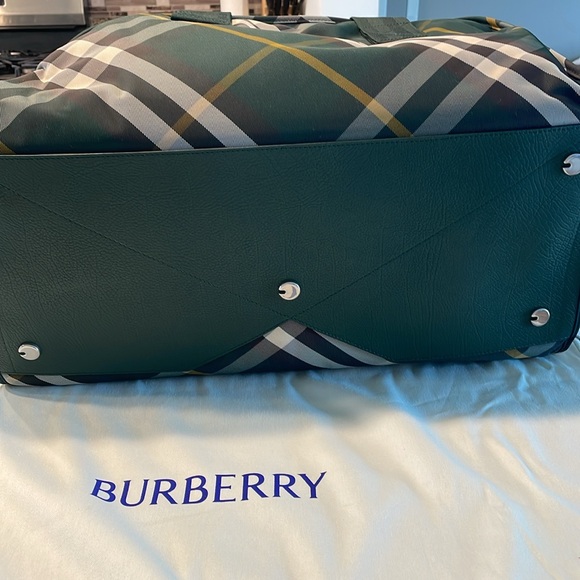 NWT BURBERRY GREEN DUFFLE BAG - Picture 5 of 7